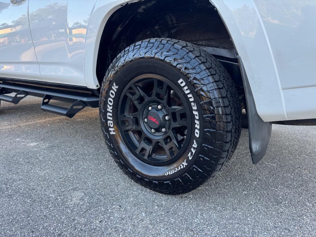 2019 Toyota 4Runner SR5 photo 9